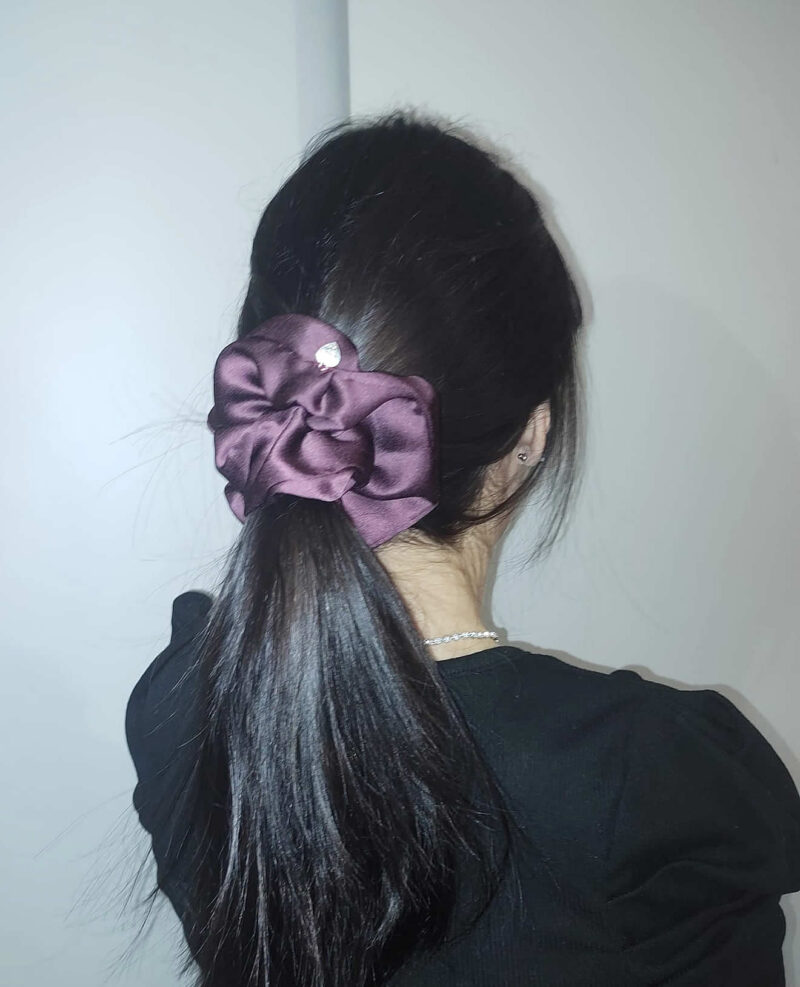 Jumbo-scrunchie-Purple in seta-con-medaglietta-dorata-made-with-love