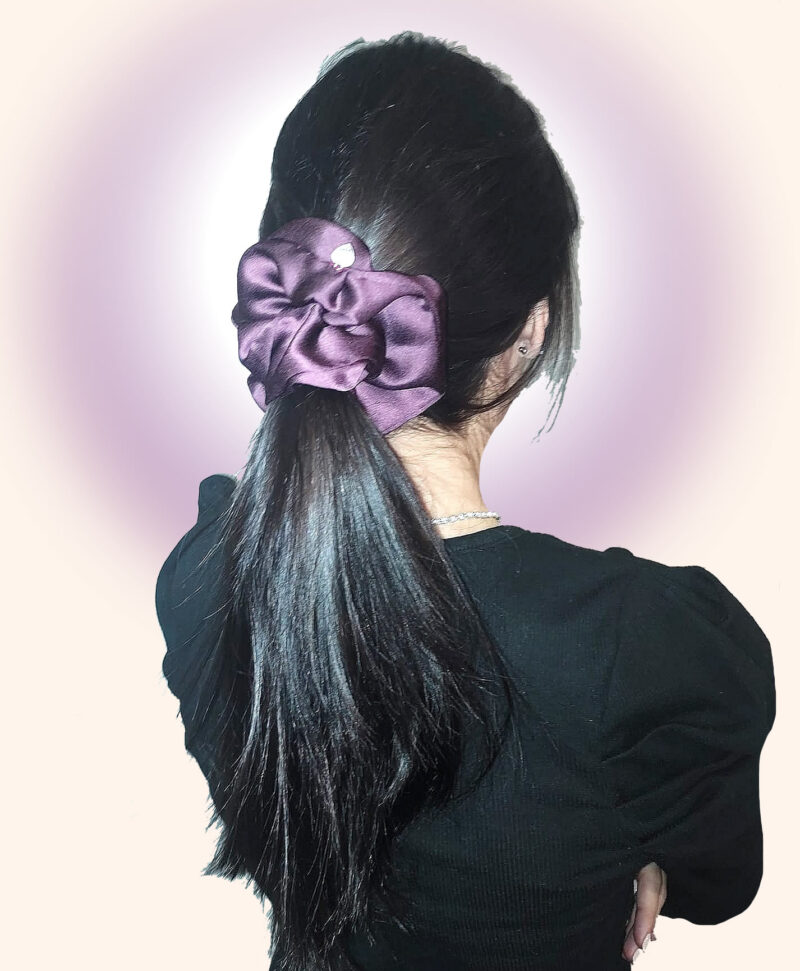 Jumbo-scrunchie-Purple in seta-con-medaglietta-dorata-made-with-love