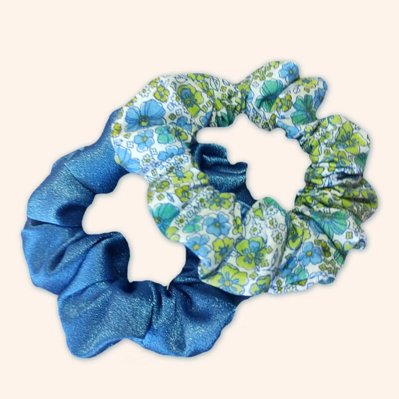 twin set scrunchie in seta tinta unita azzurra e cotone fantasia